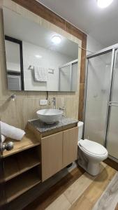 Ένα μπάνιο στο Exelente Aparta-Estudio