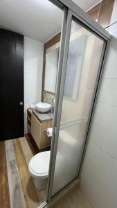 Ένα μπάνιο στο Exelente Aparta-Estudio +6 φωτογραφίες