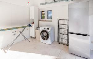 OpuzenにあるVilla Dolina apartmentの洗濯機付きのランドリールーム
