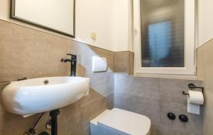 OpuzenにあるVilla Dolina apartmentの白い洗面台とトイレのあるバスルーム