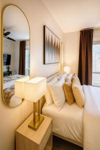 ein Hotelzimmer mit einem Bett und einem Spiegel in der Unterkunft Luxury 1BR Atlanta Apartment in Atlanta