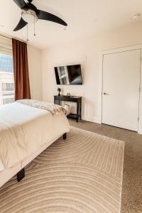 ein Schlafzimmer mit einem Bett und einem Deckenventilator in der Unterkunft Luxury 1BR Atlanta Apartment in Atlanta + 20 Fotos