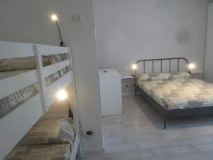 ミラノにあるSesto Marelliのベッドルーム1室(ベッド2台付)、階段が備わります。