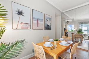 Un comedor con mesa y sillas de madera. en Oceanfront Bliss Cozy 1BR by Beach Free Parking, en Hollywood
