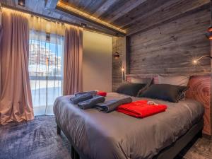 Giường trong phòng chung tại Luxueux Appartement 7 Pièces à Morzine avec Spa, Piscine et Accès Direct aux Pistes - FR-1-314-96 +18 ảnh