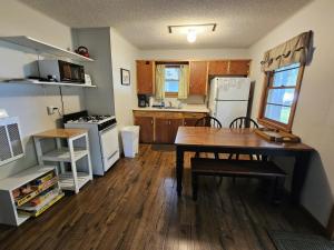 eine Küche mit einem Holztisch und einem Holzboden in der Unterkunft Brookhaven 3 in Maple City