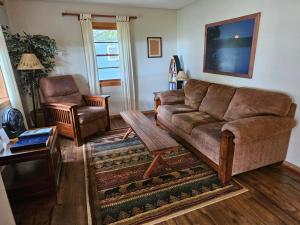 ein Wohnzimmer mit Sofa und Sessel in der Unterkunft Brookhaven 3 in Maple City