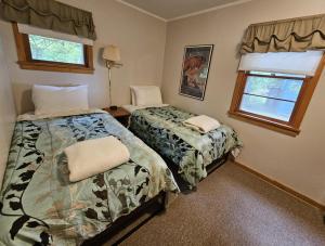 ein Schlafzimmer mit zwei Betten und einem Fenster in der Unterkunft Brookhaven 3 in Maple City