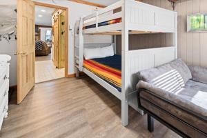 Voodi või voodid majutusasutuse Leatherbark 202B 2BR 2BA Cute Cozy Gated Parking toas