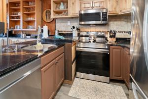 Köök või kööginurk majutusasutuses Leatherbark 202B 2BR 2BA Cute Cozy Gated Parking