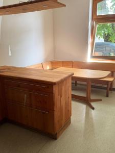 a room with a table and a bench and a table at monteur-zimmer in Dillingen an der Saar