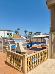 een balkon met hek en een zwembad bij Villa with super swimming pool in Gran Alacant