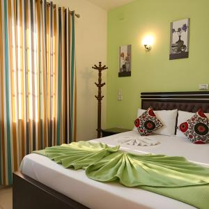 een slaapkamer met een groot bed met groene muren bij Golden Star Hostel in Caïro