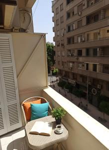 开罗Golden Star Hostel的阳台上的一张小桌子，上面放着一本书