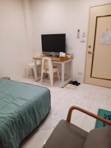 Una televisión o centro de entretenimiento en Mishi B&B 26 fotos más