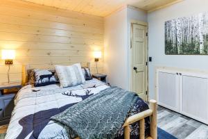 Ένα ή περισσότερα κρεβάτια σε δωμάτιο στο Blue Ridge Adventure Base Grill, Play, Explore!