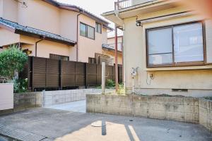 a house with a fence in front of it at IZUMI HOUSE - 成田空港から車で22分 - 最大8名 - 駐車場2台完備 - Switch有 - 10月28日以降ペット歓迎 in Yachimata