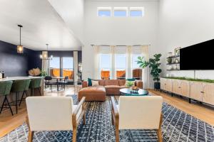 una sala de estar con un sofá y una mesa en Modern Boise Luxury Retreat, en Boise