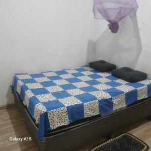 a bed in a room with a blue and white at Sítio Promessa in Benevides +1 photo