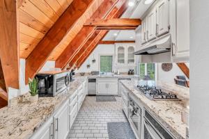 Η κουζίνα ή μικρή κουζίνα στο Homewood Hideaway Family Friendly plus EV Charger
