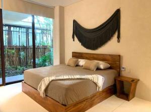 Un dormitorio con una cama con una red en la pared. en Charming 2BR Ground Floor with Private Pool, en Tulum