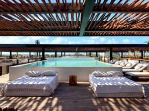 Dos camas en un patio con piscina. en Charming 2BR Ground Floor with Private Pool, en Tulum