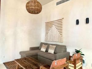una sala de estar con un sofá y una mesa en Charming 2BR Ground Floor with Private Pool, en Tulum