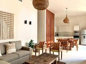 una sala de estar con un sofá y una mesa en Charming 2BR Ground Floor with Private Pool, en Tulum 14 fotos más