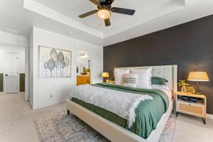 Un dormitorio con una cama y un ventilador de techo. en Modern Boise Luxury Retreat, en Boise 27 fotos más