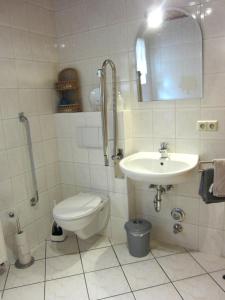 un baño con inodoro y lavabo en Ferienwohnungen Röller, en Rinnthal