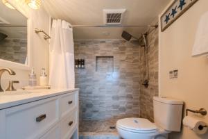 une salle de bain avec toilettes, lavabo et douche dans l'établissement Bremerton Waterfront Views, à Bremerton 21 autres photos