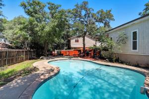 una piscina en el patio trasero de una casa en Luxury vacation house with Private Pool & Jaccuzi Close to SeaWorld Alamo and River Walk, en San Antonio