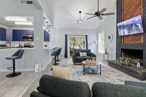 Una sala de estar con un sofá y una chimenea. en Luxury vacation house with Private Pool & Jaccuzi Close to SeaWorld Alamo and River Walk, en San Antonio