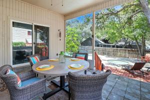 Una mesa y sillas en un patio con una gran ventana. en Luxury vacation house with Private Pool & Jaccuzi Close to SeaWorld Alamo and River Walk, en San Antonio