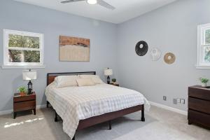 Un dormitorio blanco con una cama y dos ventanas. en Luxury vacation house with Private Pool & Jaccuzi Close to SeaWorld Alamo and River Walk, en San Antonio 21 fotos más