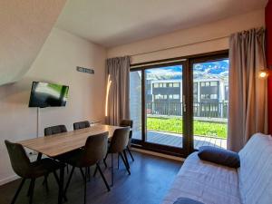 TV a/nebo společenská místnost v ubytování Appartement confortable au pied des pistes avec piscine et parking - FR-1-425-138