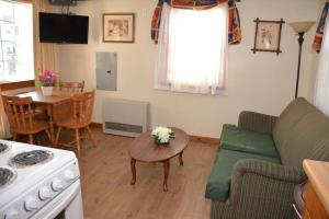 Телевизор и/или развлекательный центр в Little Miss Cottages - One Bedroom Cottage - 5