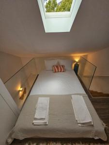 a bed in a small room with a window at Vila Real Central House in Vila Real +11 photos