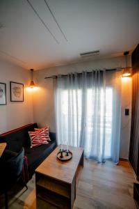 een woonkamer met een bank en een salontafel bij Coloris Rubrum room in Thessaloniki