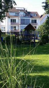 ein großes Gebäude vor einem Grasfeld in der Unterkunft Ferienhaus Bohlingen - Haus 26 in Singen