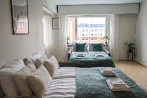 un salon avec un lit et un canapé dans l'établissement Aurora Central Suite III By BookLapland, à Rovaniemi