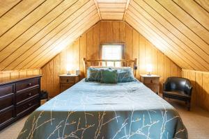 una camera da letto con un letto grande in una mansarda di Martin Springs Cabin a South Pittsburg