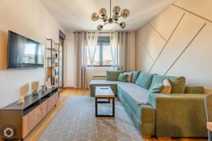 ズラティボールにあるApartment 5A bed & breakfast Zlatiborのソファとテーブルのあるリビングルーム