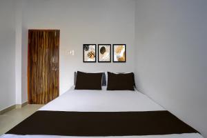 Ένα ή περισσότερα κρεβάτια σε δωμάτιο στο Hotel O Surabardi Shiva Temple Nagpur