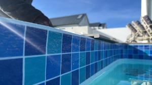 una piscina con azulejos azules en el techo en Strawberry fields Tranquility, en Ciudad del Cabo