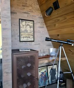 a television in a room with a telescope at Cabana Zé da Lapinha - Passarela in Santana do Riacho