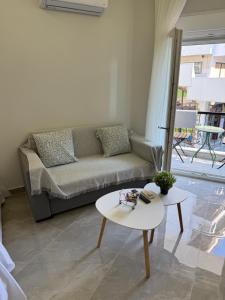 Χώρος καθιστικού στο KM56 luxury apartments