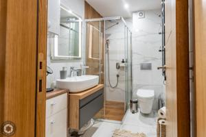 ズラティボールにあるApartment 5A bed & breakfast Zlatiborの洗面台とシャワー付きのバスルーム +18枚の写真