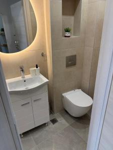 Ένα μπάνιο στο KM56 luxury apartments +6 φωτογραφίες