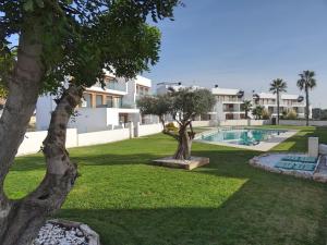 Villa con piscina y árboles en Apartment Orihuela Costa Golf 662 en Los Dolses